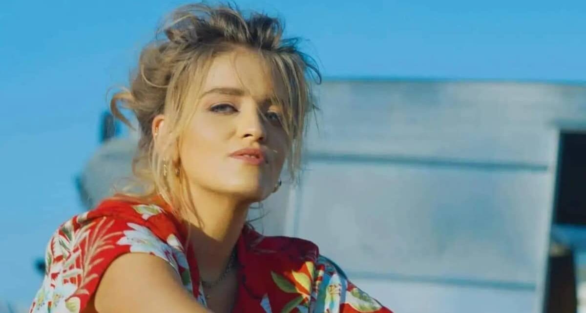 Elliot Janes - Billie - DR