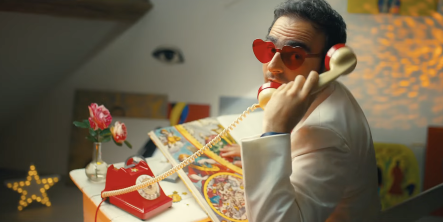 Joseph Chedid dans son dernier clip "Appelle la chance"