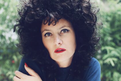 La chanteuse Corine est de retour avec le titre "Bouge bouge".