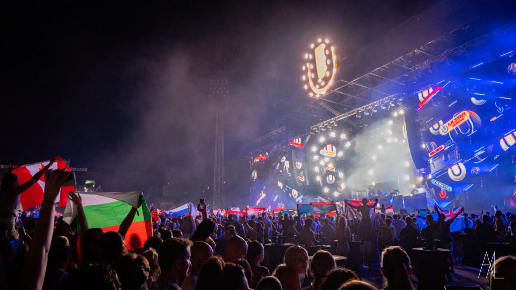 Drapeaux des festivaliers au Ultra Europe Festival